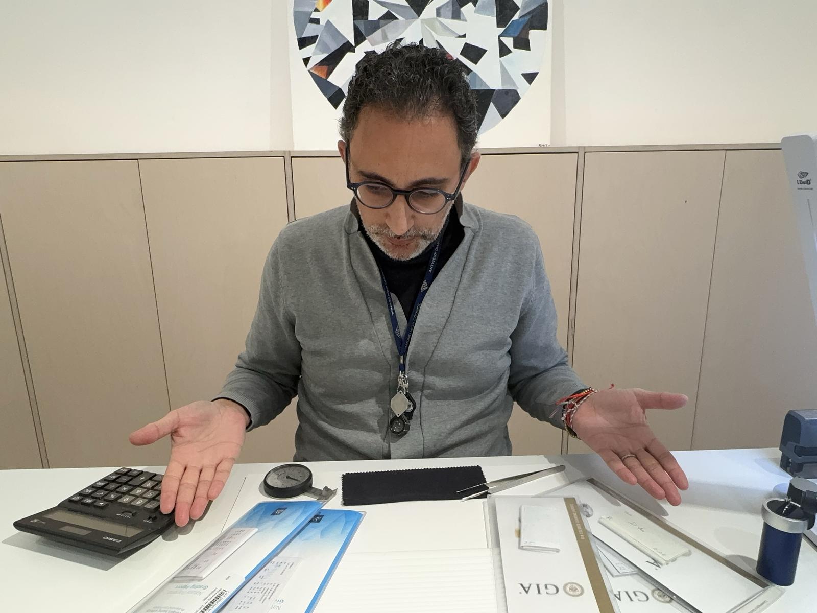 Laurent de Toledo dans son bureau avec des certificats GIA